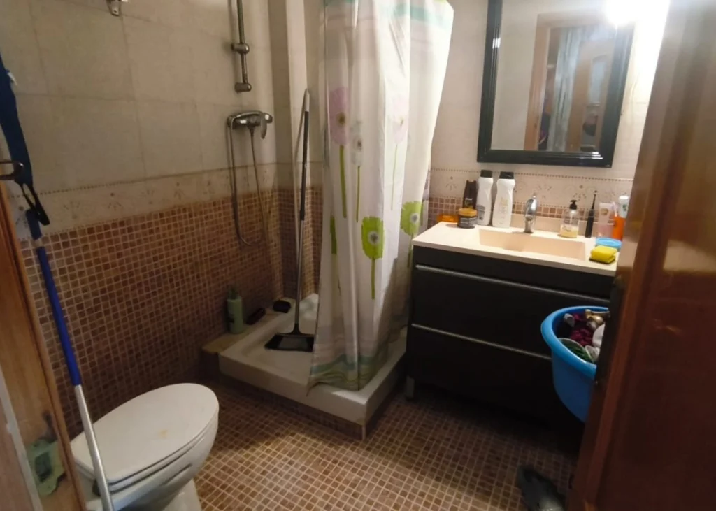 Baño con ducha e inodoro, Piso de 3 habitaciones en venta en Canet de Mar