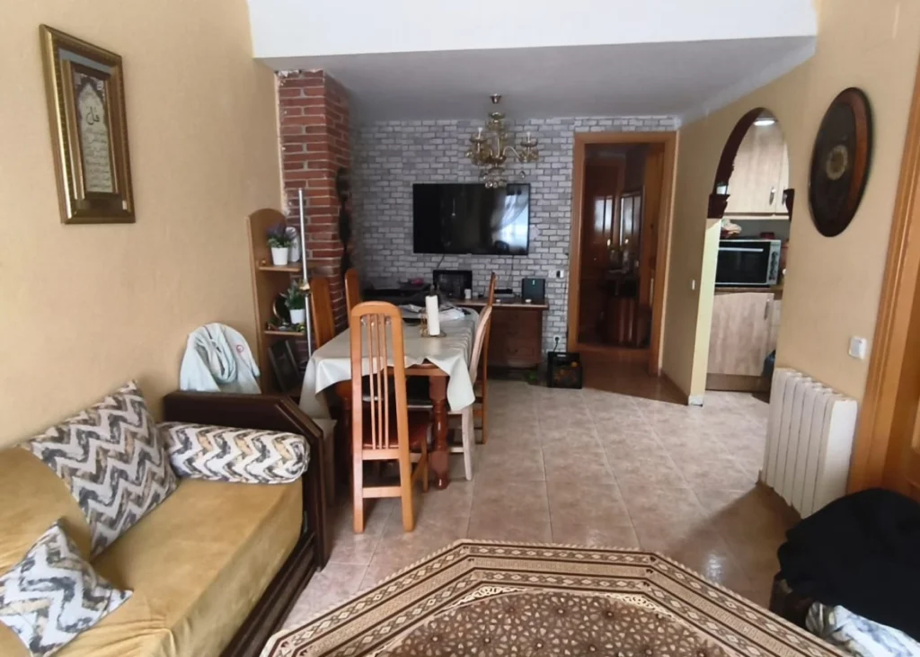Comedor con mesa y televisor, Piso de 3 habitaciones en venta en Canet de Mar