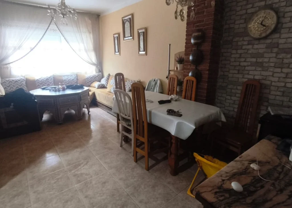 Comedor con mesa vestida y chimenea decorativa, Piso de 3 habitaciones en venta en Canet de Mar
