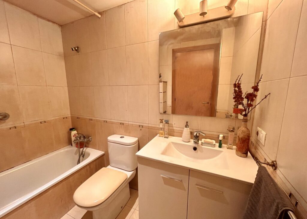 Baño con lavabo y espejo
