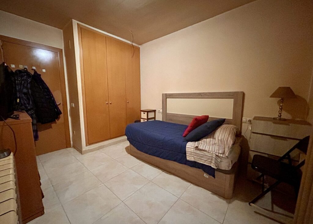 Dormitorio con armario y cabecero