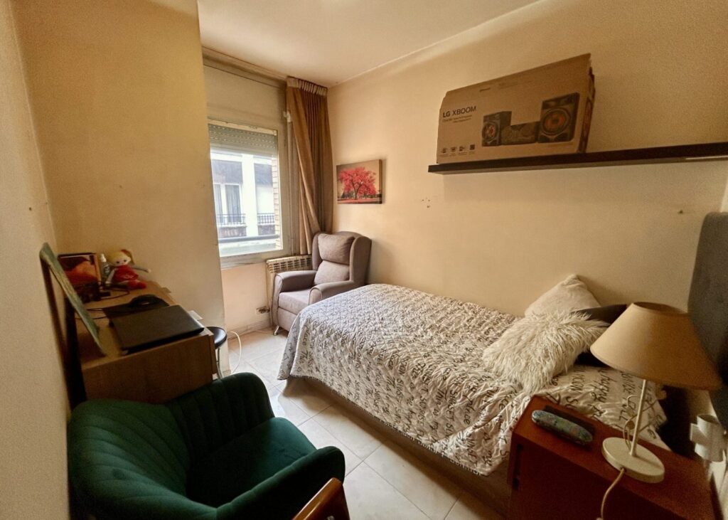 Dormitorio con sillón y escritorio