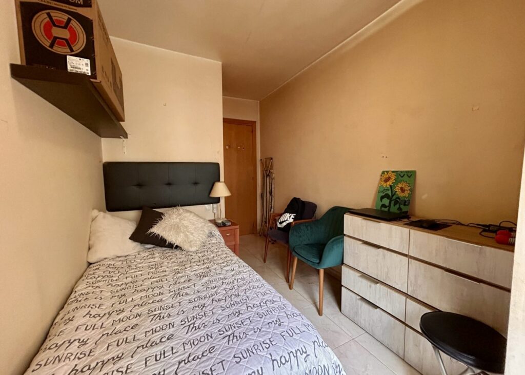 Dormitorio con cabecero oscuro