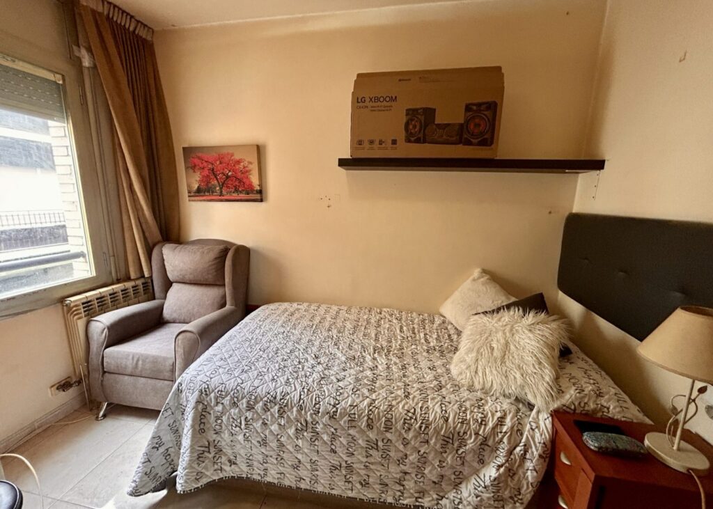 Dormitorio, otra vista con sillón