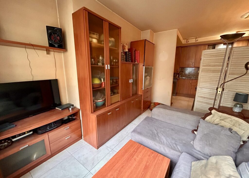 Salón con mueble vitrina y sofá