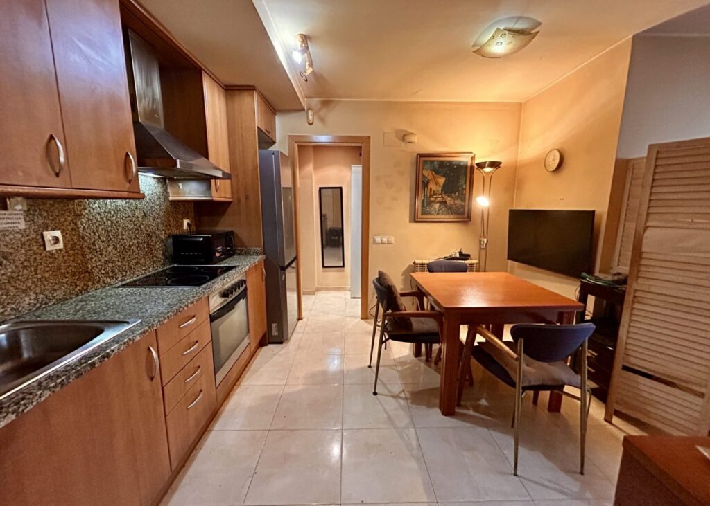 Cocina-comedor con televisor