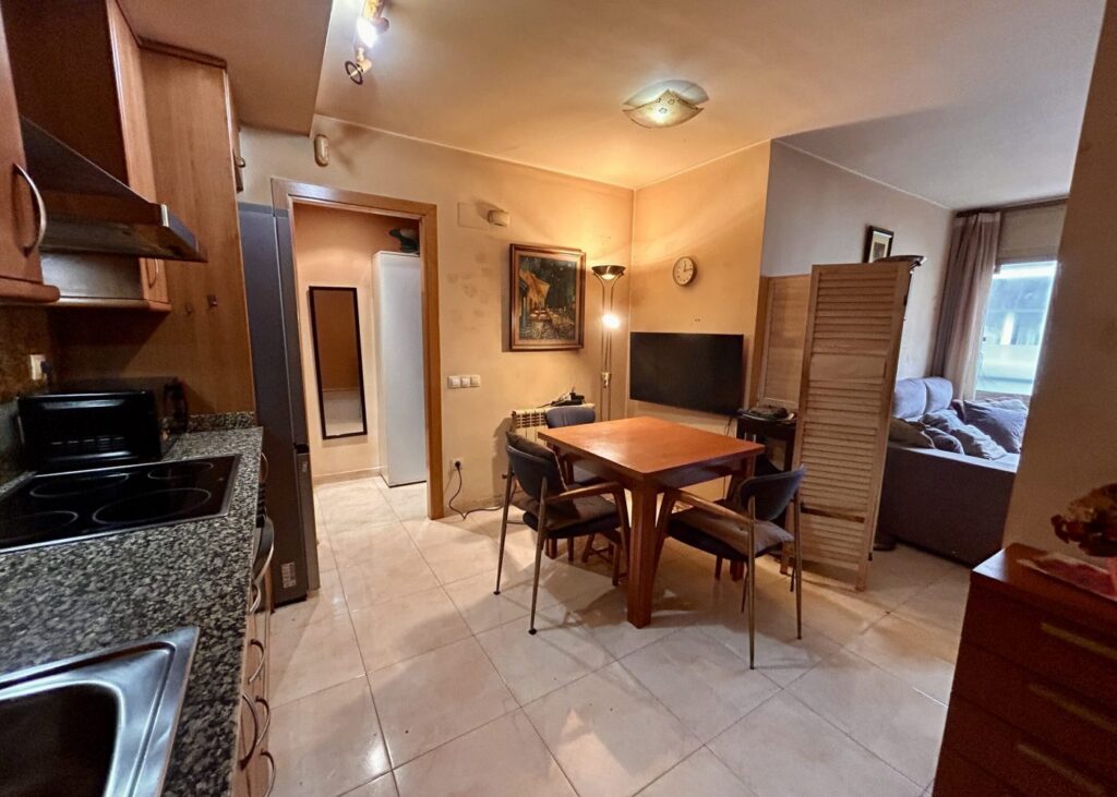 Cocina-comedor, vista hacia la entrada
