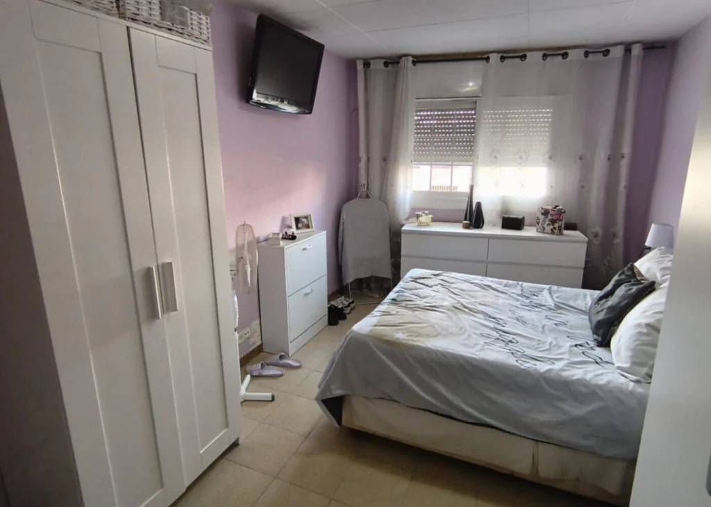 Dormitorio con televisor, Piso de 3 habitaciones en venta en Granollers