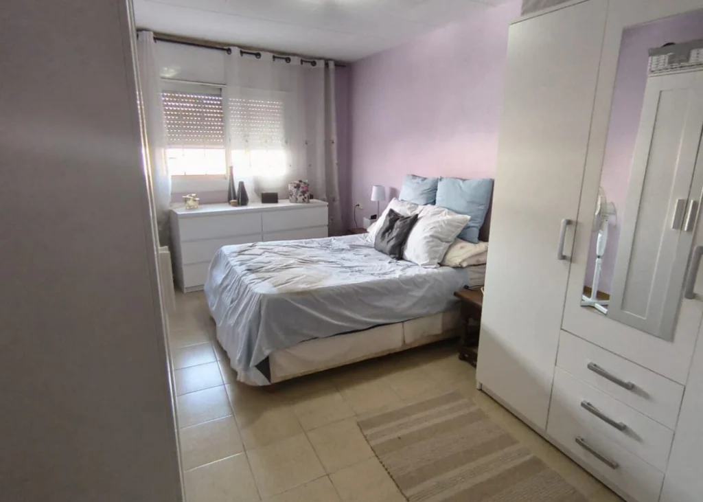 Dormitorio, vista con cómoda, Piso de 3 habitaciones en venta en Granollers