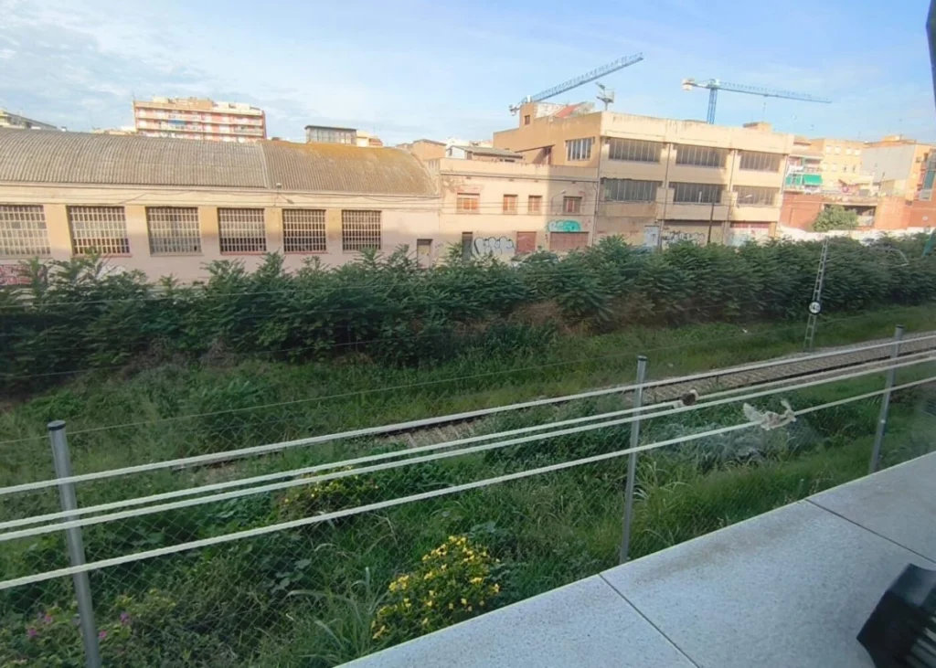 Vista exterior con la vía del tren y edificios, Piso de 3 habitaciones en venta en Granollers