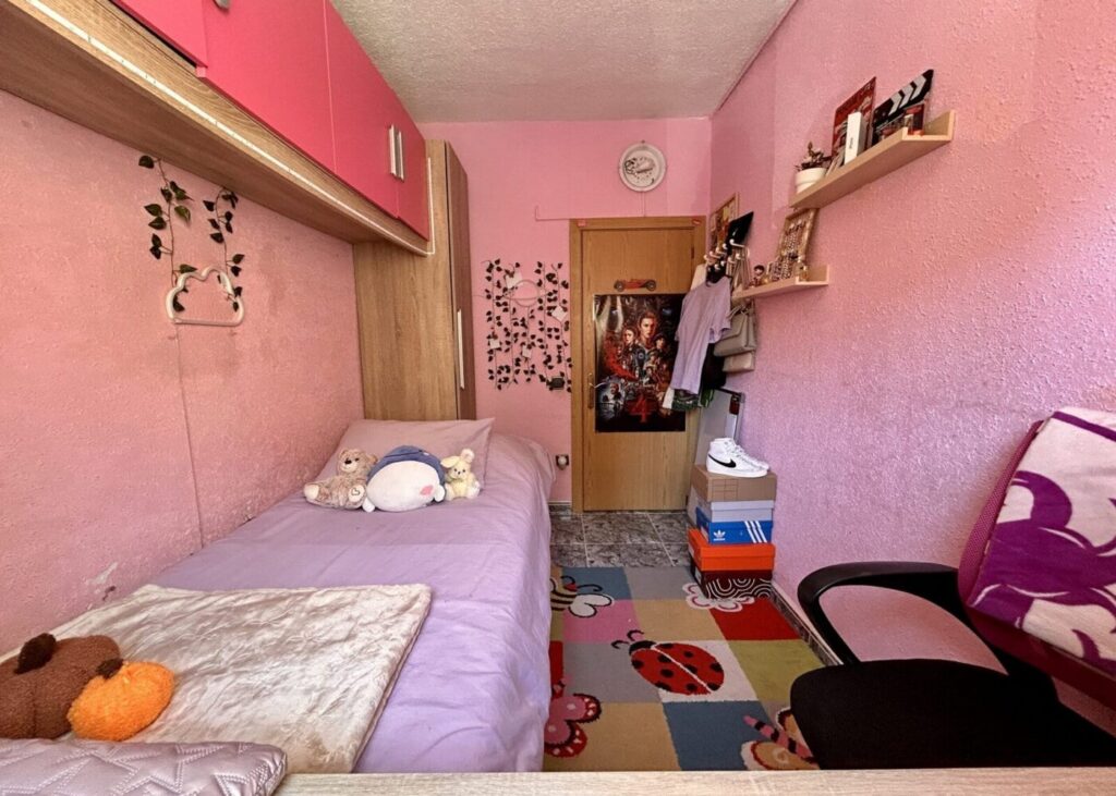 Dormitorio infantil, escritorio junto a la ventana