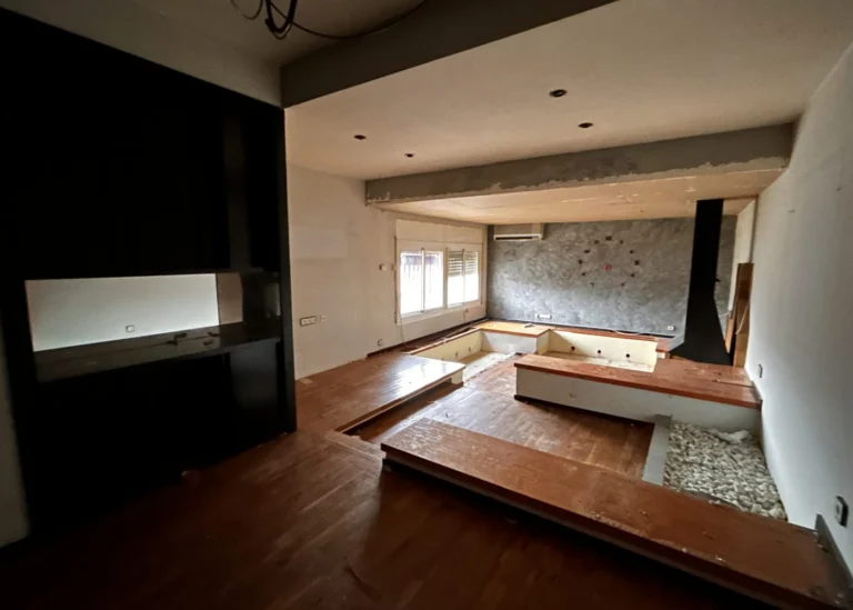 Salón en obras con chimenea de pared, piso en venta en Gran, Sant Vicenç de Castellet, Barcelona