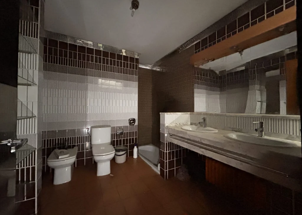 Baño con doble lavabo de mármol y bañera, Piso en Venta en Gran, Sant Vicenç de Castellet, Barcelona