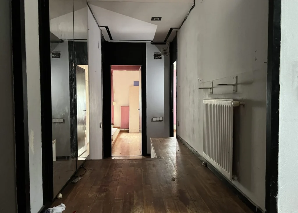 Pasillo de madera hacia el salón, Piso en Venta en Gran, Sant Vicenç de Castellet, Barcelona