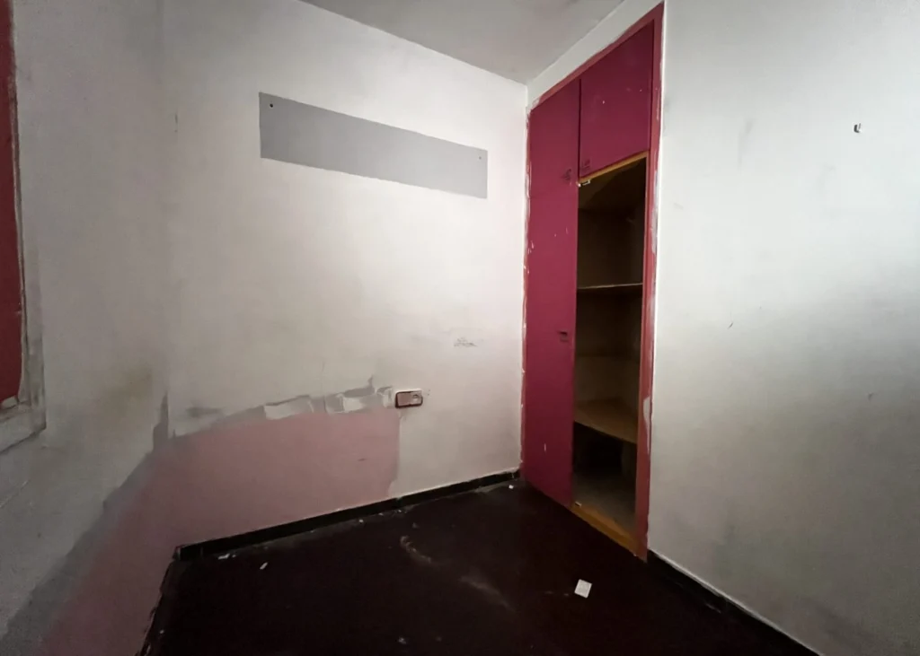 Salón con mobiliario empotrado en tonos granate, Piso en Venta en Gran, Sant Vicenç de Castellet, Barcelona