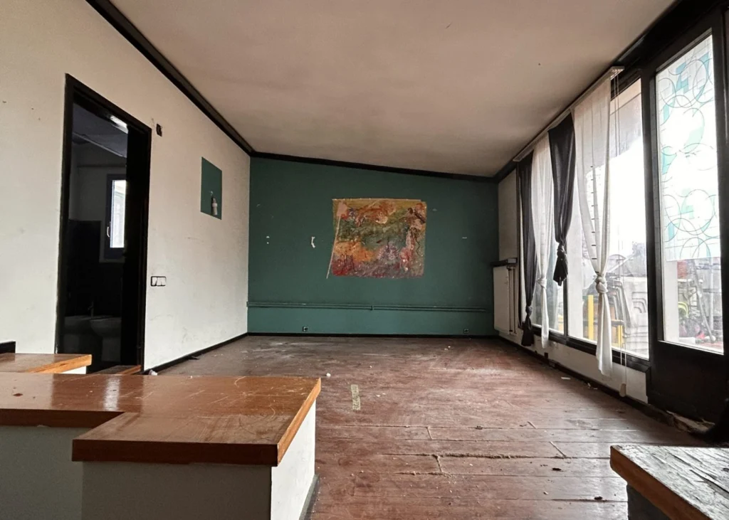 Salón con ventanales y cortinas, Piso en Venta en Gran, Sant Vicenç de Castellet, Barcelona