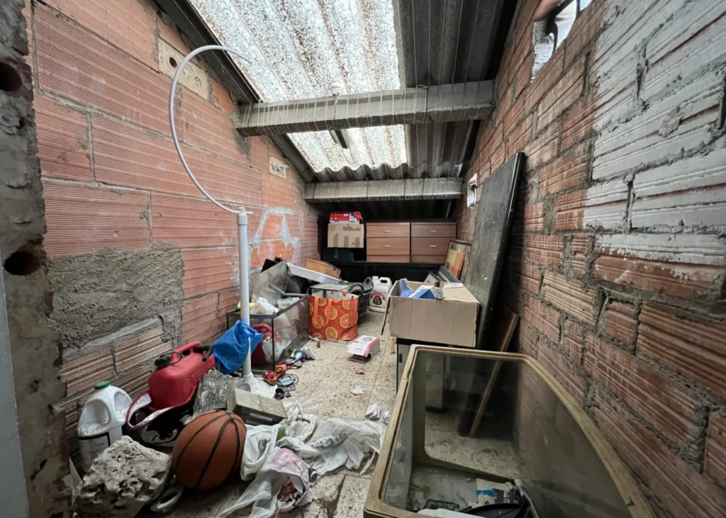 Cocina en tonos rojos pendiente de reforma, Piso en Venta en Gran, Sant Vicenç de Castellet, Barcelona