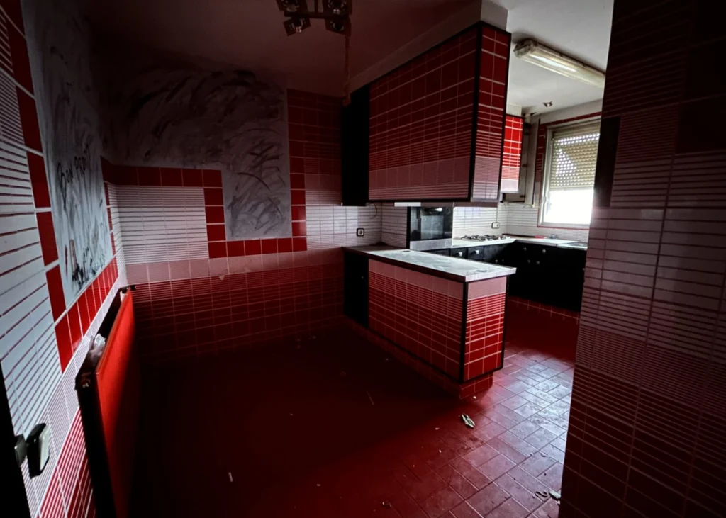 Cocina en tonos rojos y negros, Piso en Venta en Gran, Sant Vicenç de Castellet, Barcelona