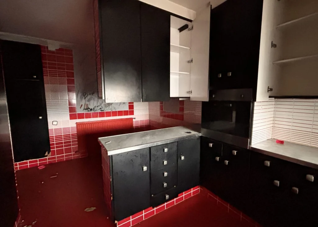 Salón en obras con vigas vistas y chimenea, Piso en Venta en Gran, Sant Vicenç de Castellet, Barcelona